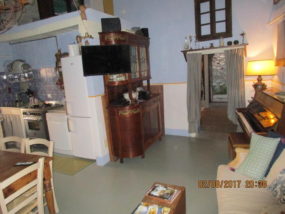 Viandanti, Artisti E Sognatori Bed & Breakfast Comano  Exterior photo